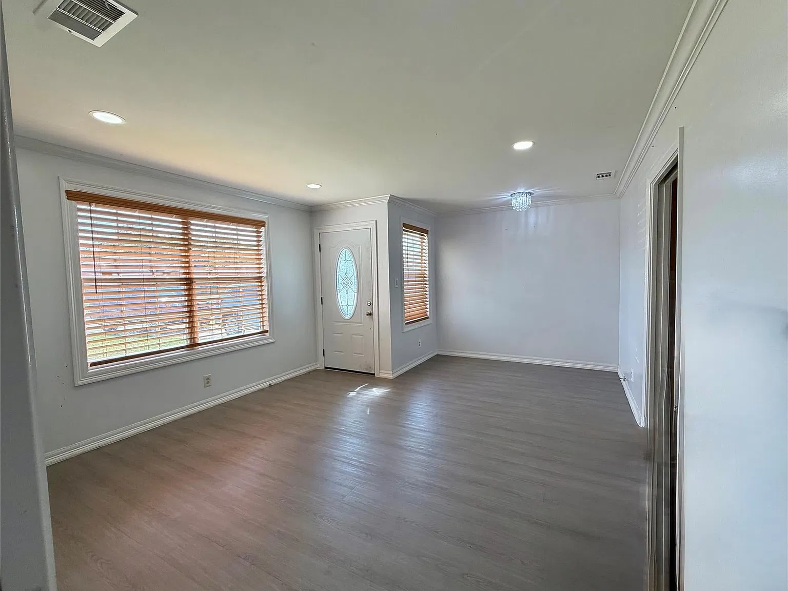 3 bed, 856 sqft, $1,900 — Photo 3