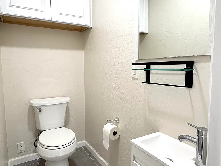 908 Live Oak Dr — Photo 12