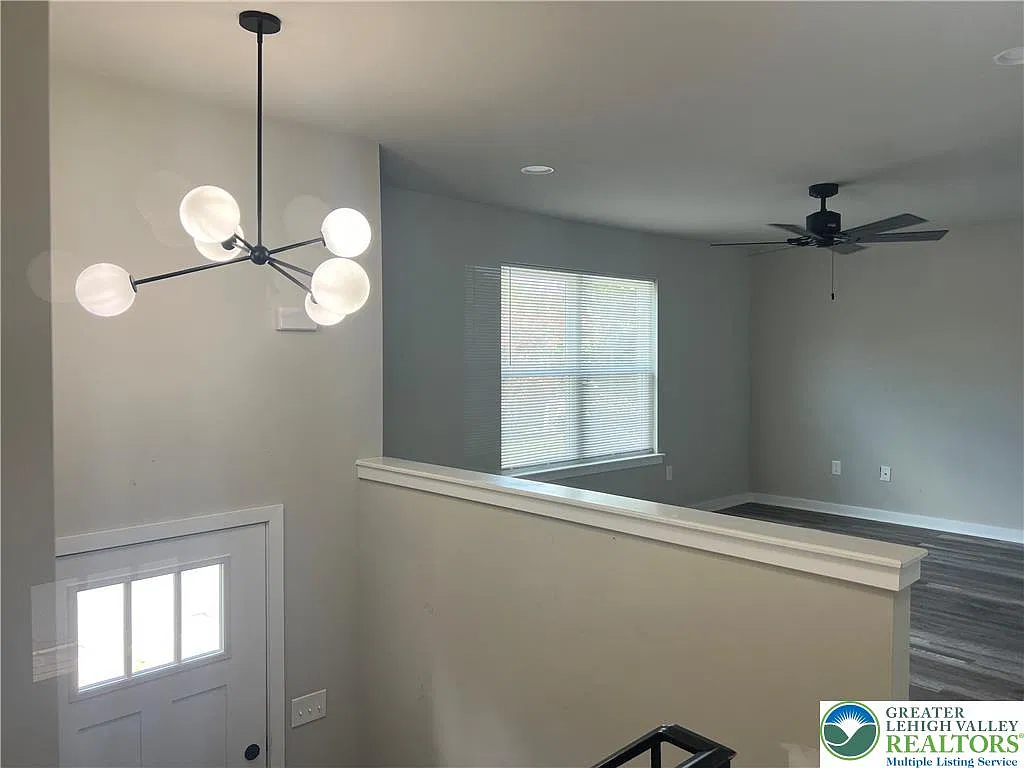 4 bed, 3.0 bath, 1930 sqft, $2,700 — Photo 2