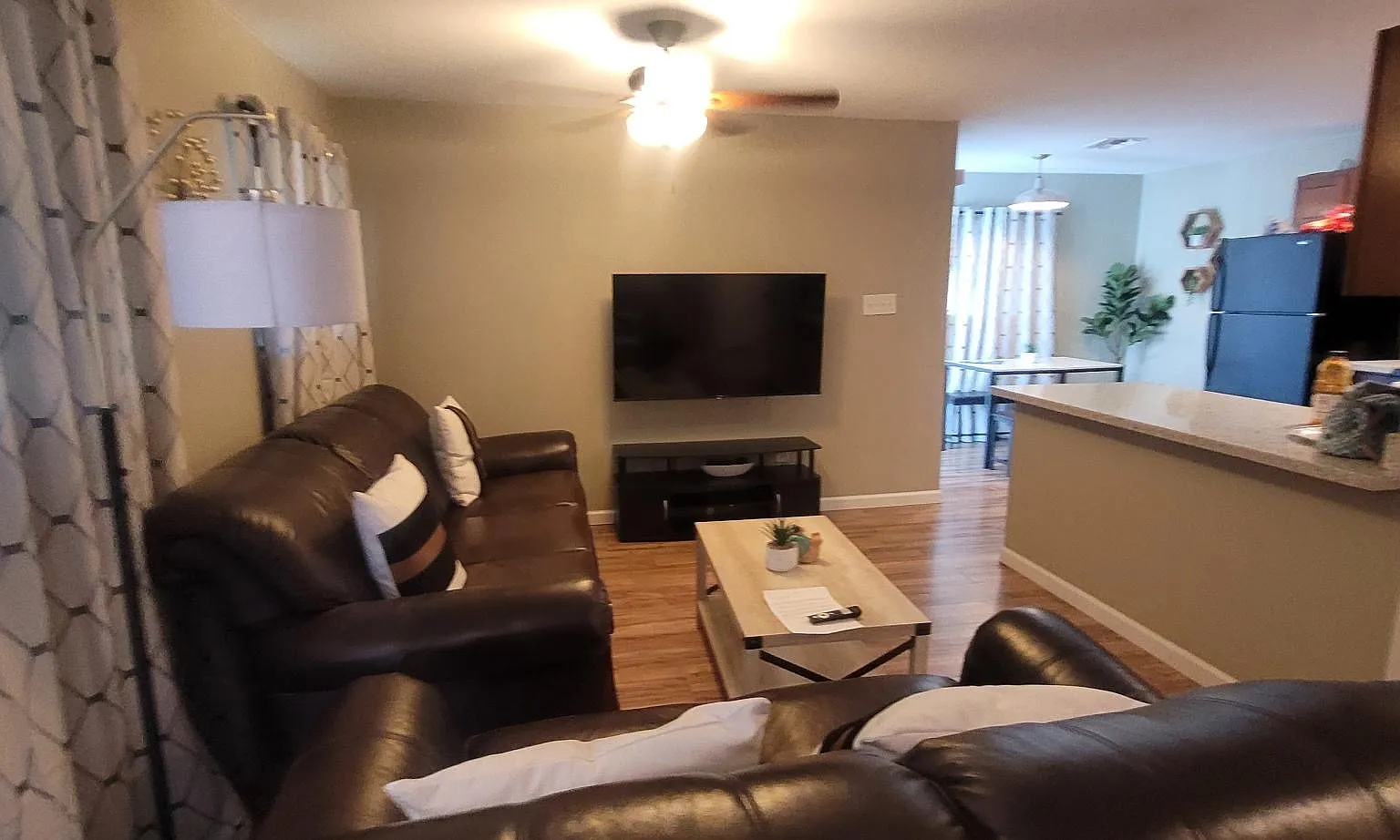 3 bed, 908 sqft, $1,800 — Photo 1