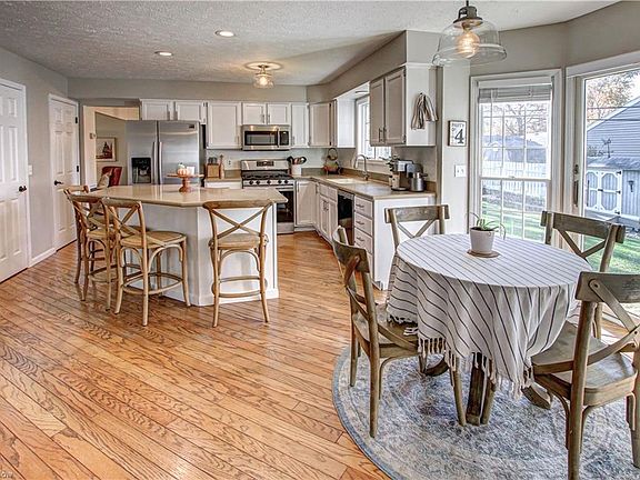 3rd image of 440 Park Pl