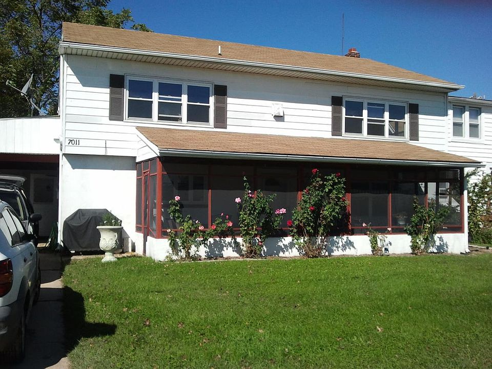 Spacious upper unit duplex. 2 bedrooms, living room, laundry