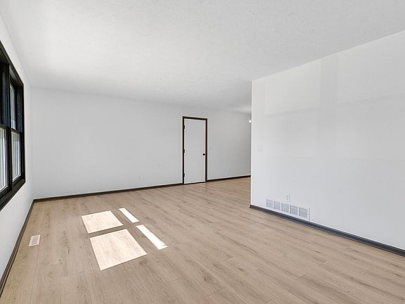 3rd image of 104 Shamrock Cir