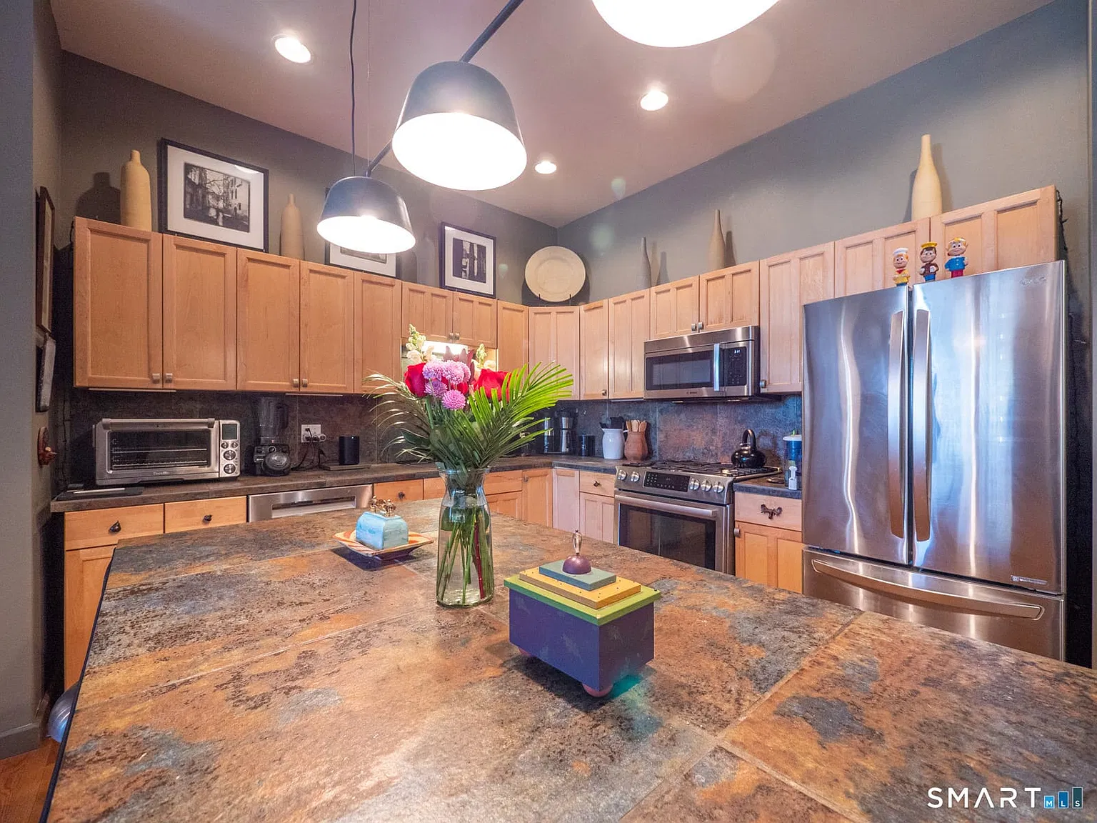 3 bed, 3.0 bath, 6360 sqft, $4,000 — Photo 3