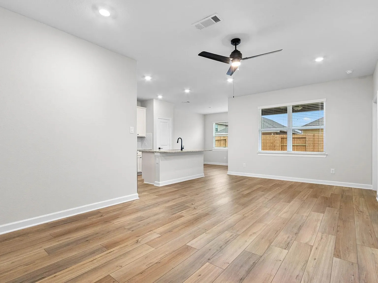 3 bed, 2.0 bath, 1400 sqft, $2,490 — Photo 4