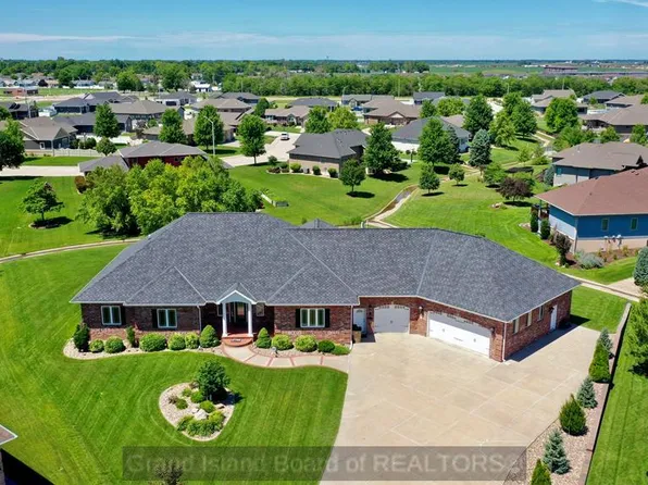 1542 Warbler Cir, Grand Island, NE 68803