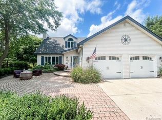 11256 Country Ln, Pinckney, MI 48169