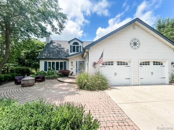 11256 Country Ln, Pinckney, MI 48169