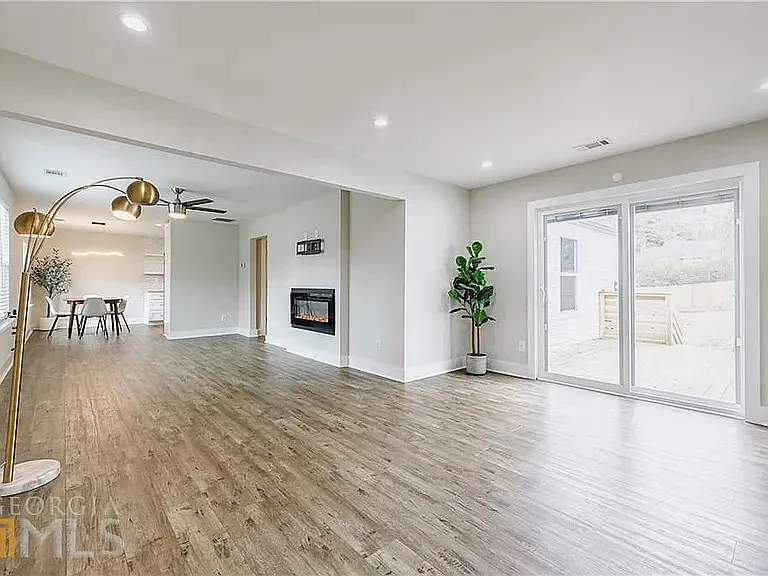 2573 Joyce Ave — Photo 4
