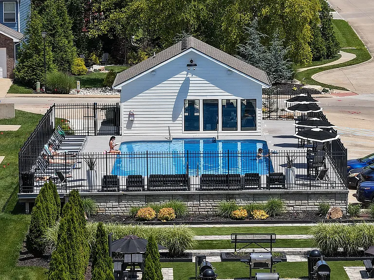 The-Row-Apartments-Near-Mizzou-Pool
