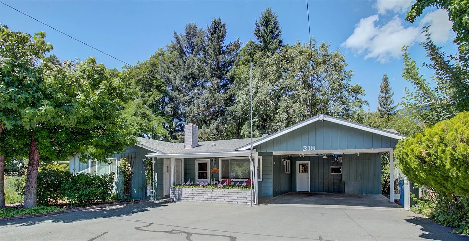 218 W Main St photo 1