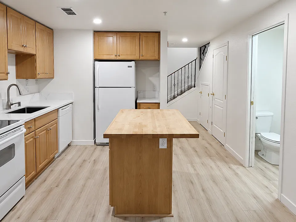 1033 S St #7
