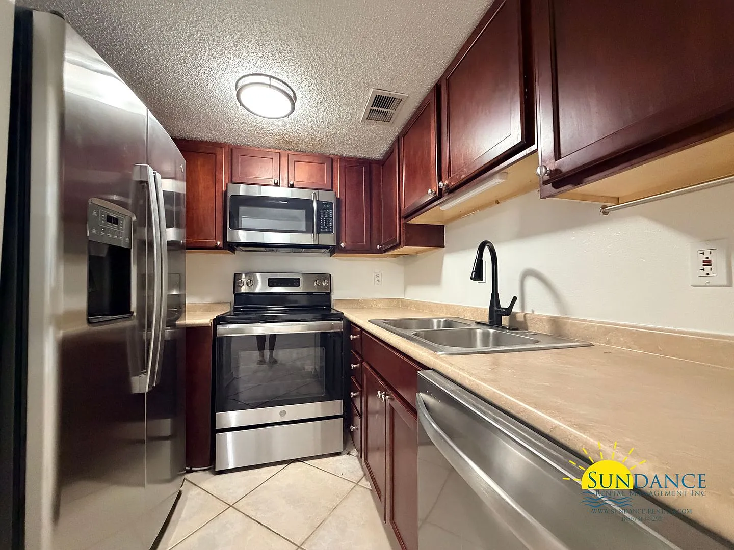 Charming 2BR Condo in Shalimar with Community Pool & great amenities! — Photo 4