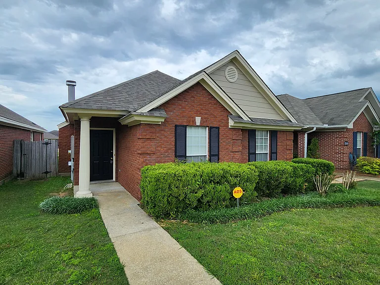 1229 Westfield Ln — Photo 2