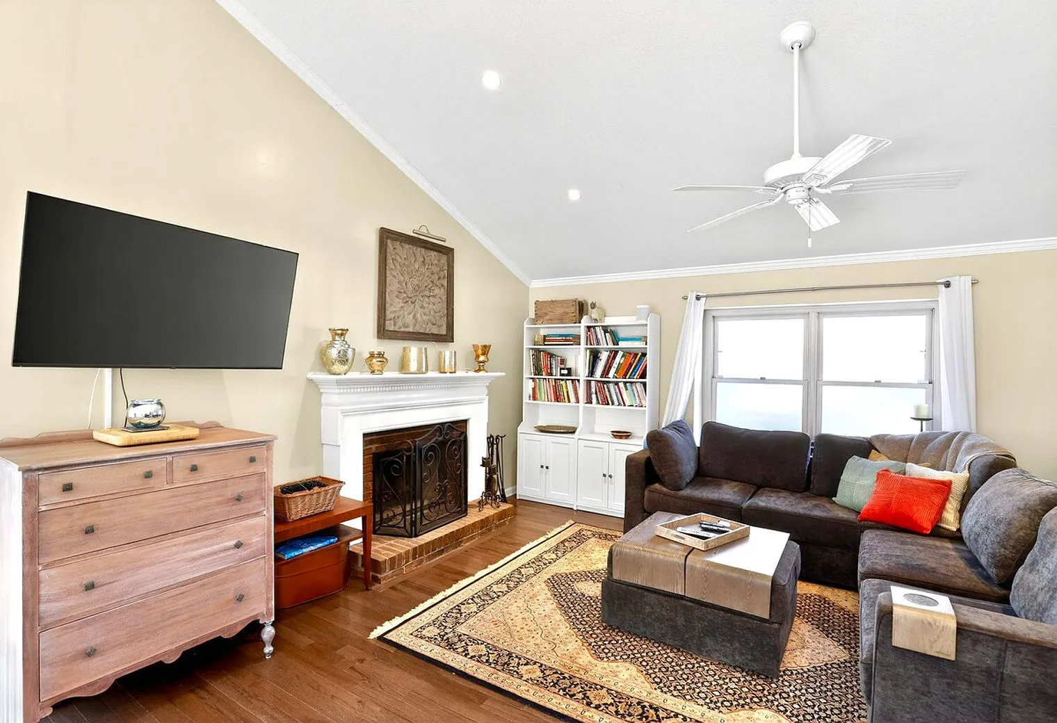 4 bed, 3.0 bath, $10,542 — Photo 2
