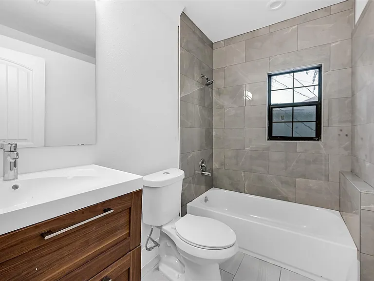 1633 Fourcade St #A — Photo 6
