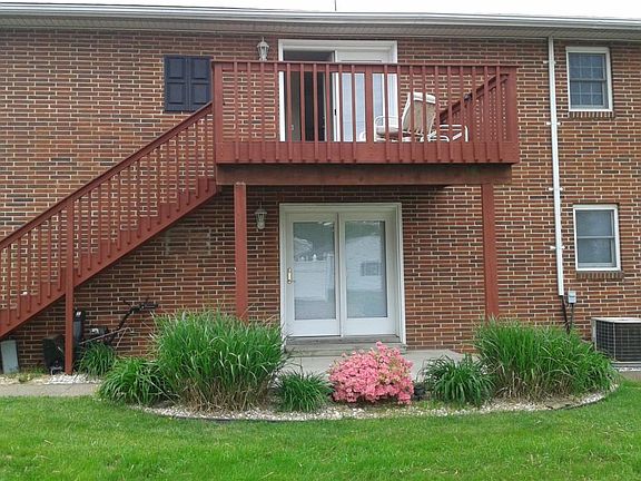 Well maintained- deck- 2nd story entrance from parking lot right out front.