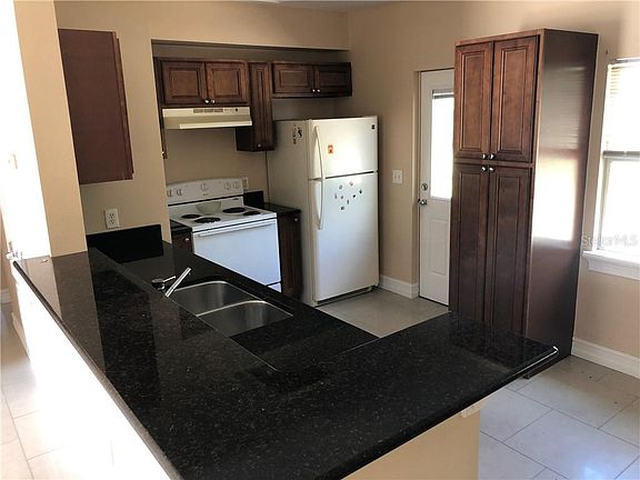 3rd image of 903 Lormann Cir