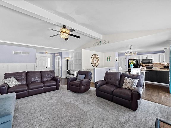 3rd image of 1281 Pinnacle Pointe Dr