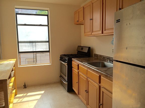 3rd image of 4055 Carpenter Ave APT 4D