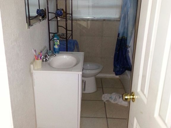 5th image of 211 Pecan St