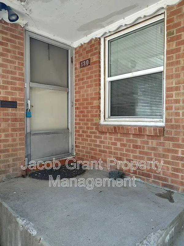 4 bed, 1.0 bath, 1200 sqft, $1,375 — Photo 2