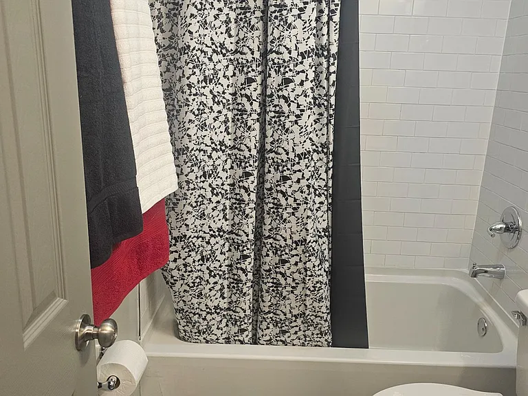 LIV Lakeview — Photo 22