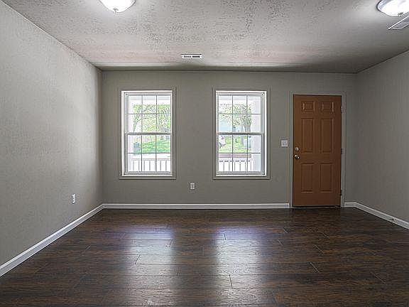 5th image of 902 Tarkington St #102