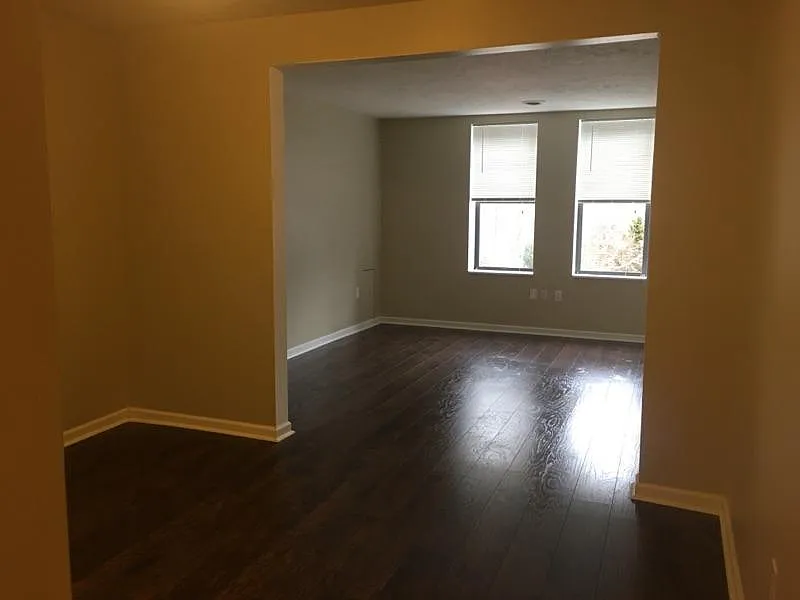 2 bed, 950 sqft, $1,200 — Photo 1