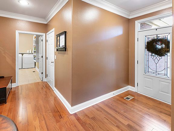 2nd image of 141 Waterford Cir