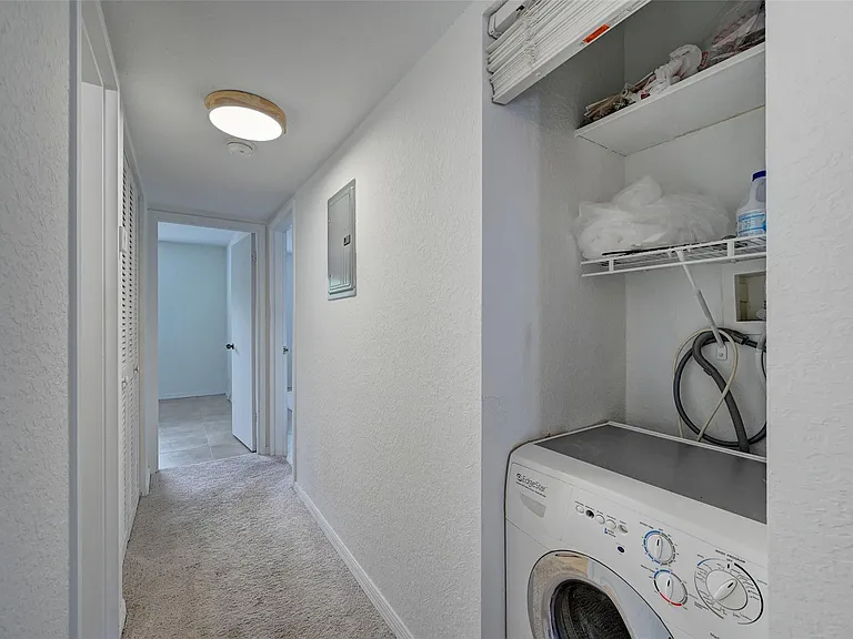 2020 NE 56th St #204 — Photo 21