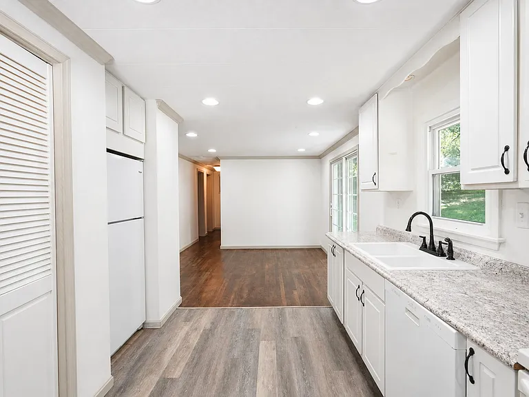1042 Floral Ct — Photo 9