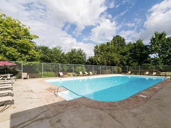 4th image of 2335 E Victoria Ln