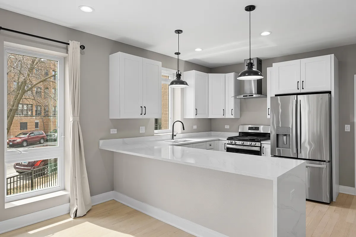 Building Photo - 7428.5 N Rogers Ave #1E