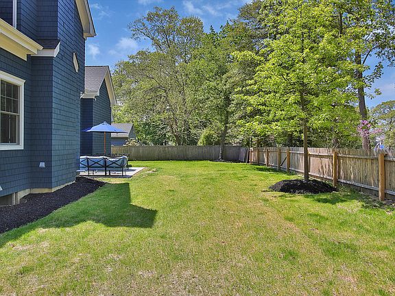 Spacious fenced yard