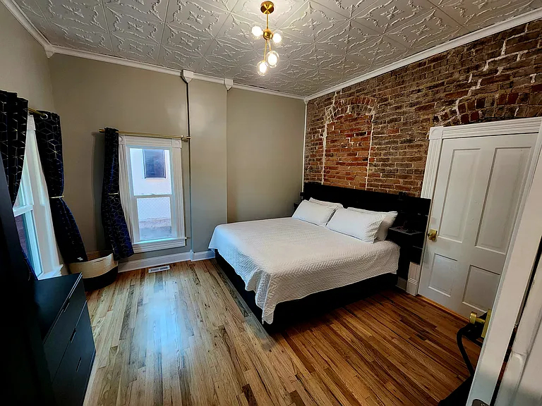 324 W 13th St — Photo 9