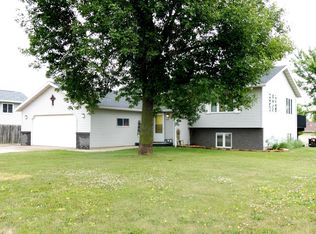 417 6th Ave S, Windom, MN 56101