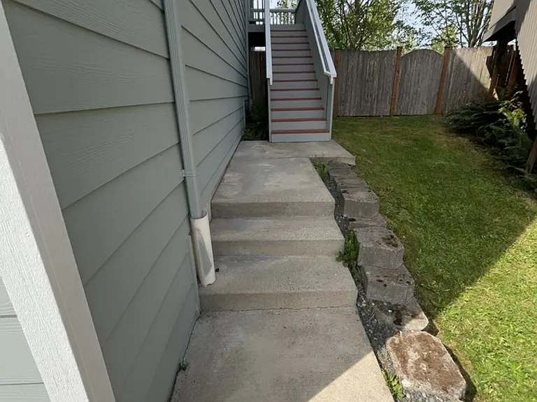 1921 83rd Dr NE — Photo 2