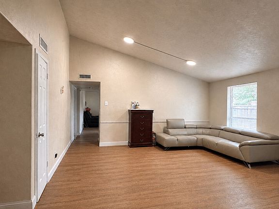 3rd image of 2929 Pinewood Dr