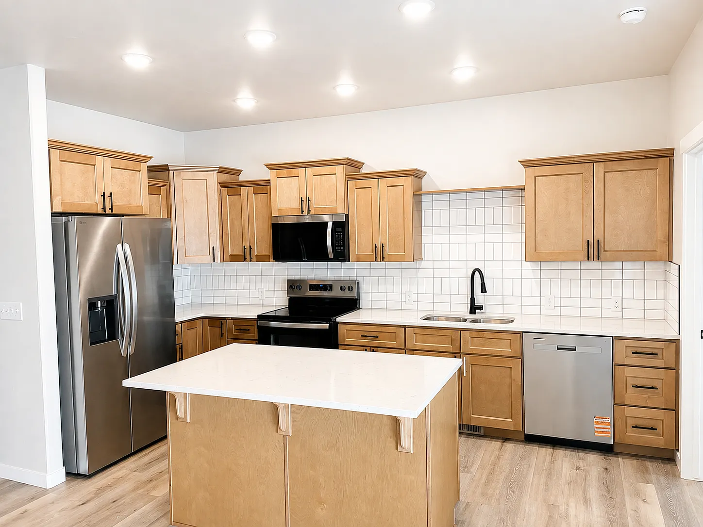 3 bed, 1380 sqft, $1,915 — Photo 2