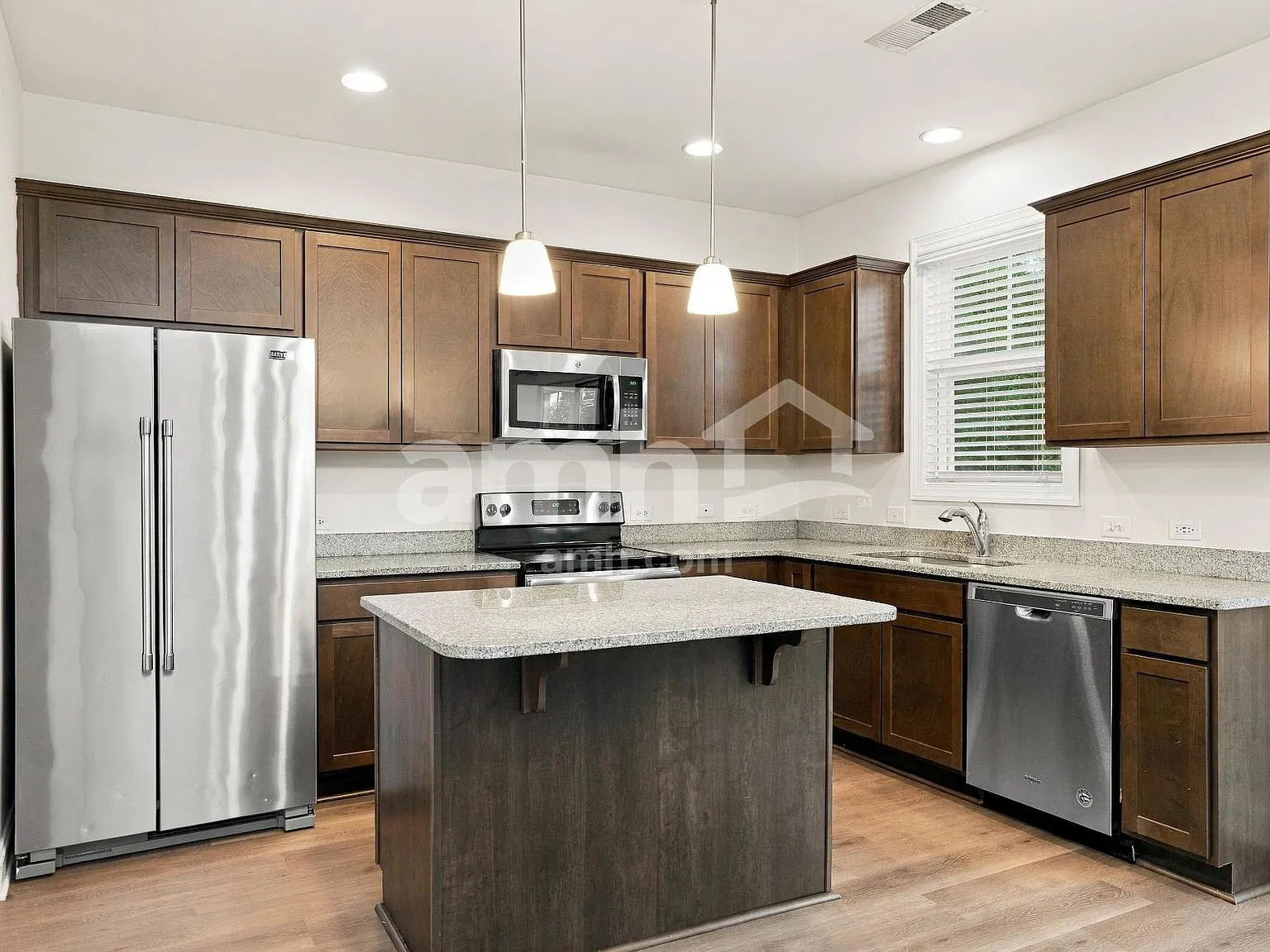 4 bed, 2.5 bath, 2281 sqft, $2,285 — Photo 4
