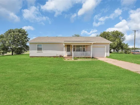 105 E Walk Ave, Canute, OK 73626