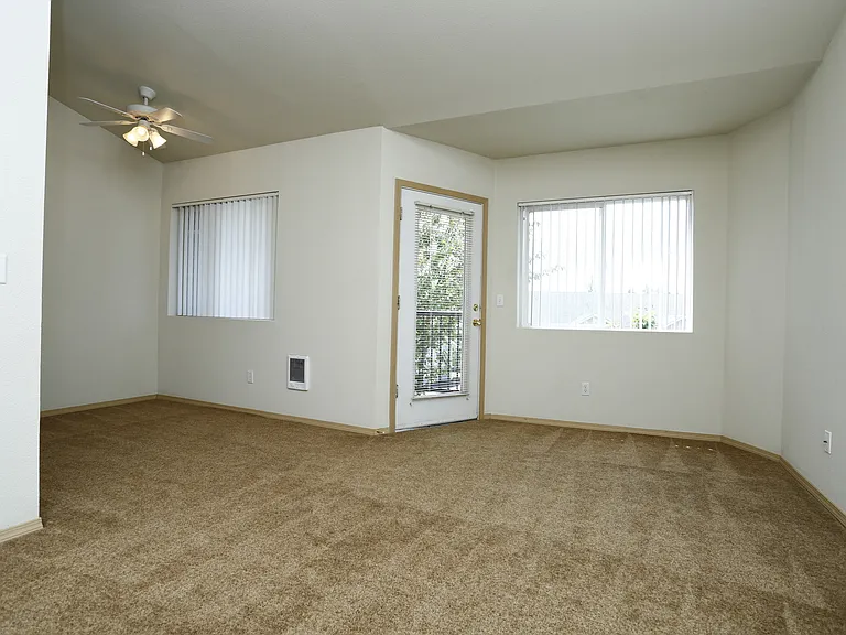 Gateway Village Apartments — Photo 8