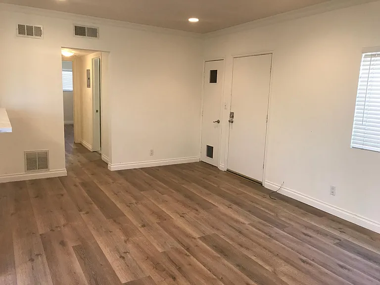 11471 Oxnard St #5 — Photo 12