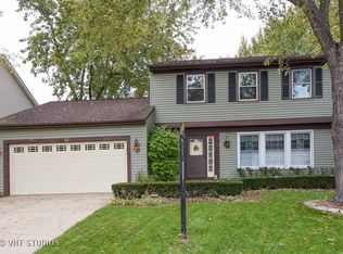 14 Montgomery Ln, Vernon Hills, IL 60061