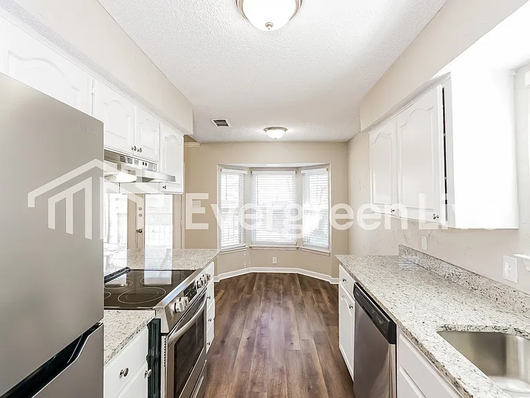 5705 Cedar Ridge Dr — Photo 8