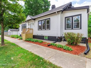 1023 W Ridgeland Ave, Waukegan, IL 60085