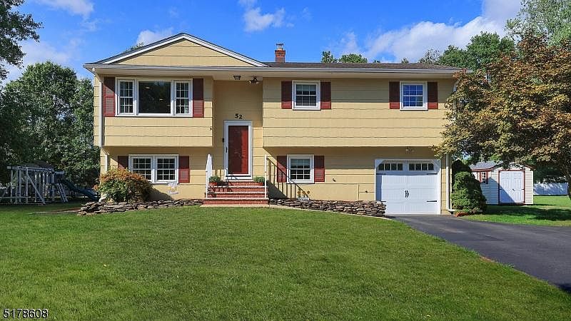1st image of 52 Stonewyck Dr