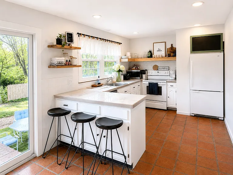 9 Actors Colony Rd — Photo 12