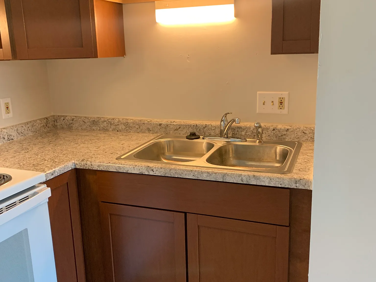 2 bed, 750 sqft, $1,050 — Photo 2